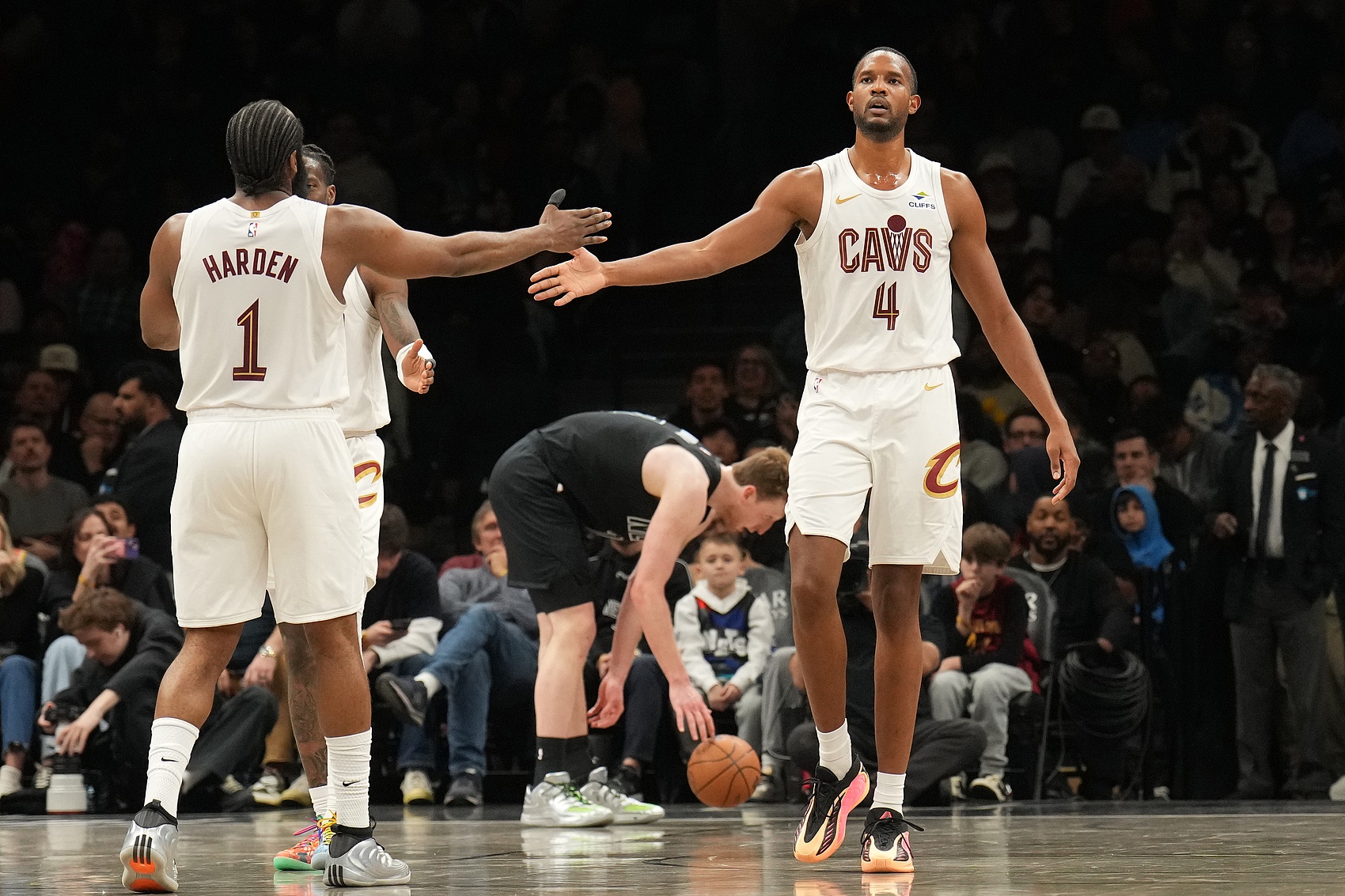 乐鱼体育游戏-媒体人：莫布里基本属于不会投篮 米切尔哈登肯定能看出&amp;但不会说